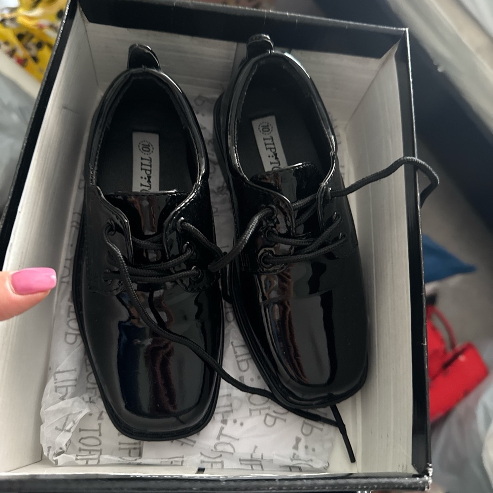 Tripp NYC Black Dress Shoes Elegant Design